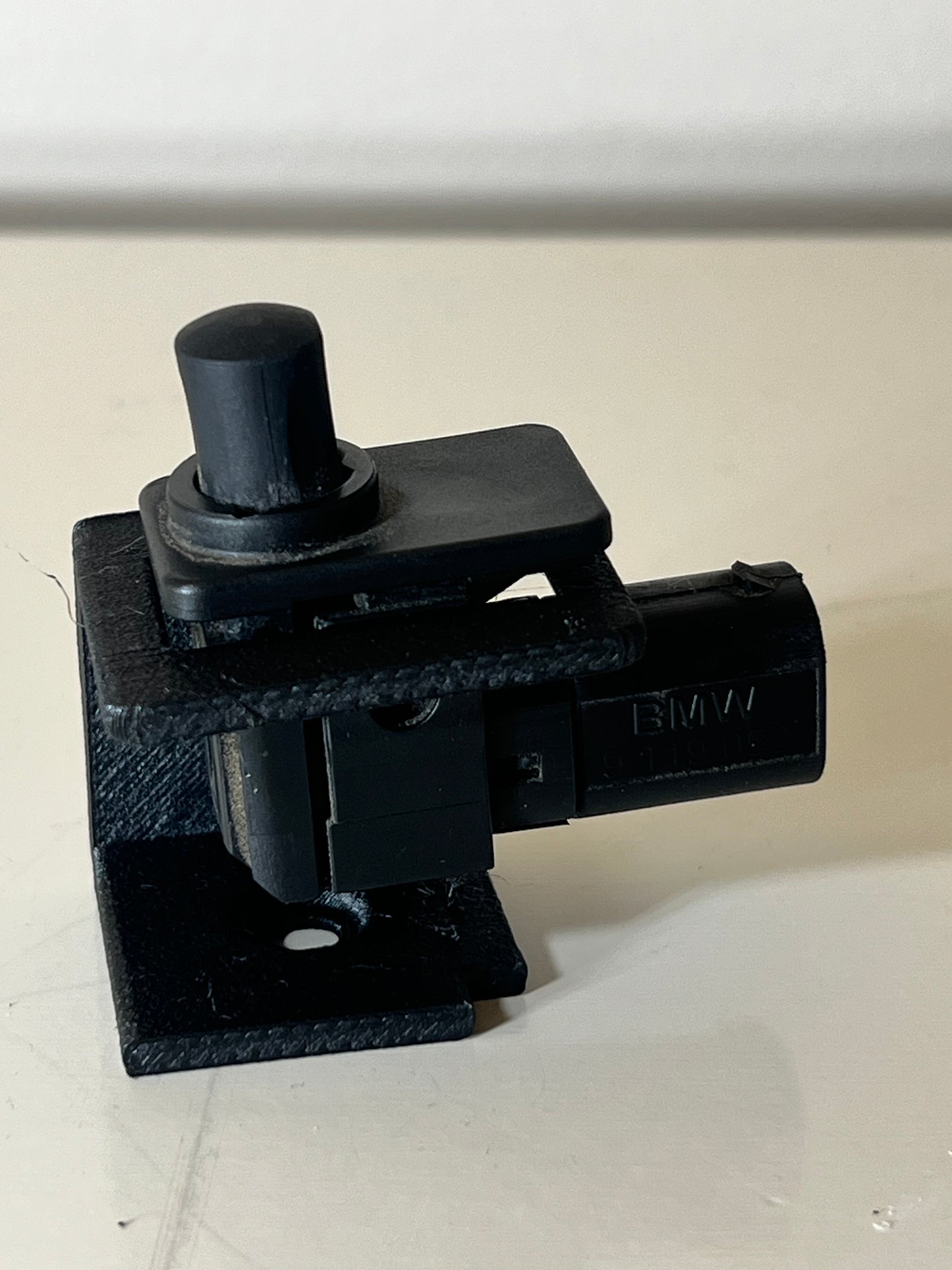 E9X Hood Prop Sensor Bracket | HOB90